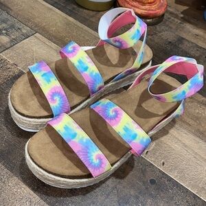 Girls platform sandals sz 6 NWT elastic stretch bands tie dye flat form